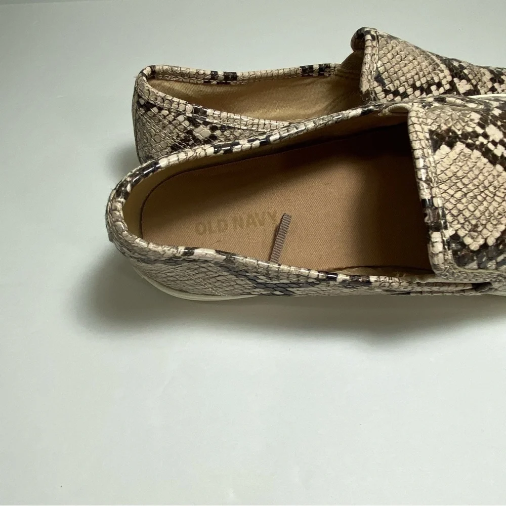 𝅺OLD Navy Women's Slip On Loafer sneakers Size 6